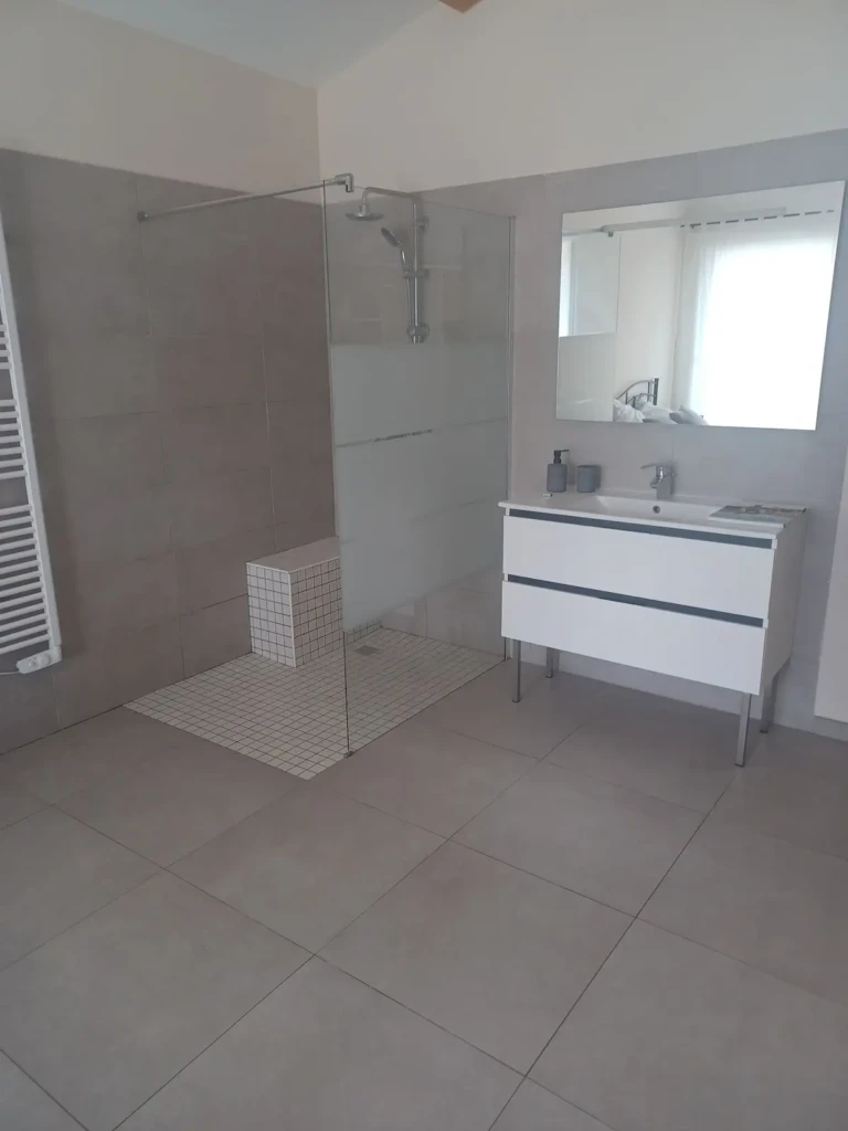 Salle de bain moderne avec douche à l'italienne et meuble lavabo