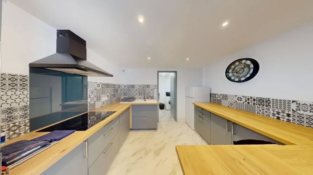 Cuisine moderne et spacieuse du Rangeuil Bnb à Toulouse