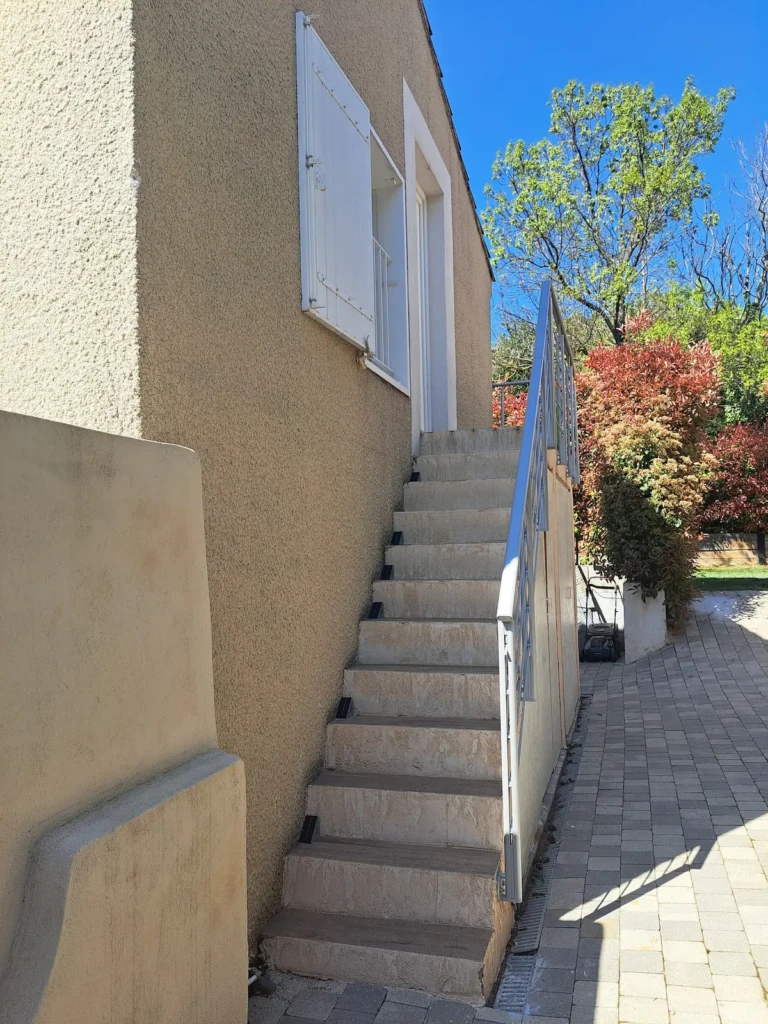 Accès au studio indépendant à Marseille avec petite montée d'escaliers et végétation environnante.