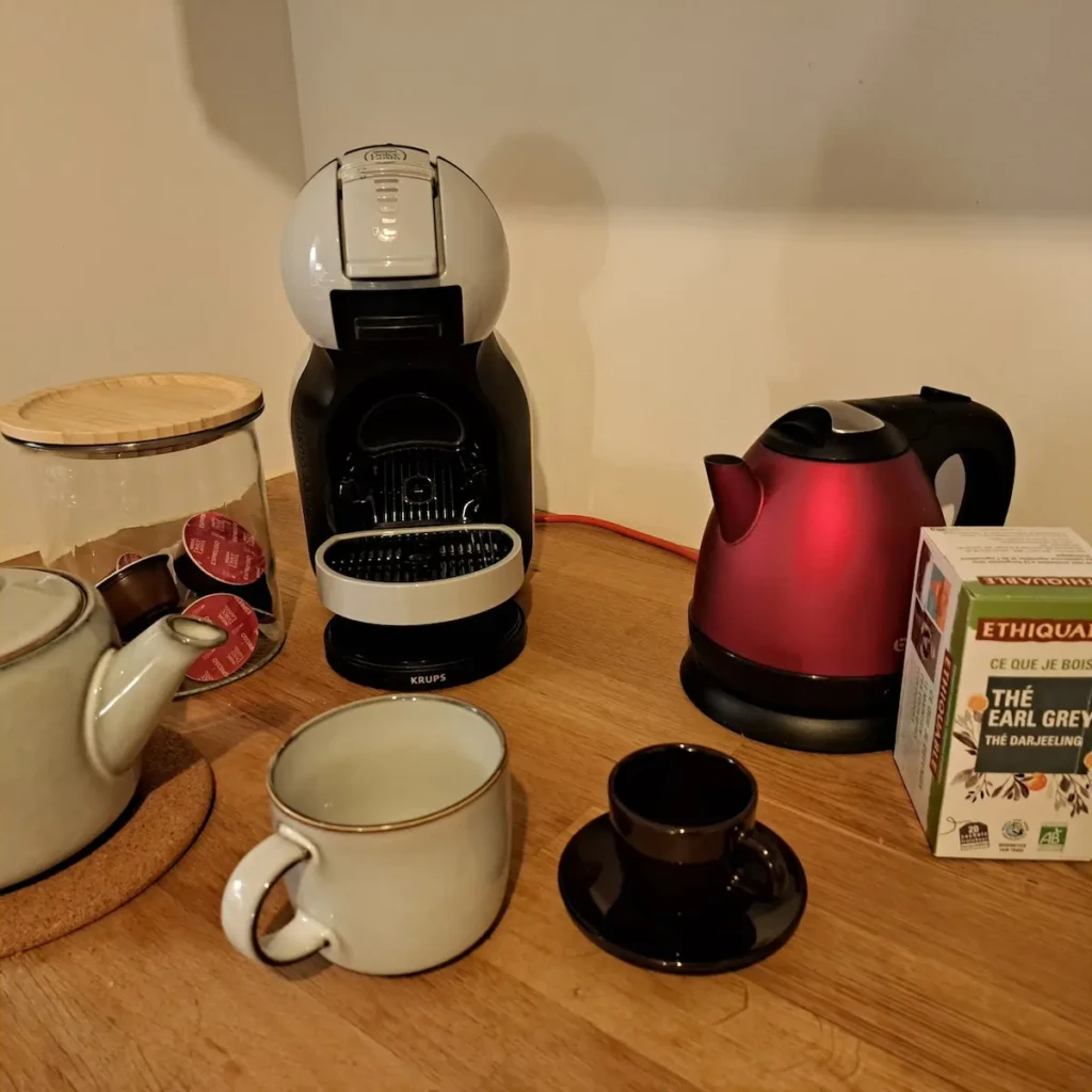 Cuisine équipée avec cafetière, bouilloire et tasses à l'Atelier Rochecardon.