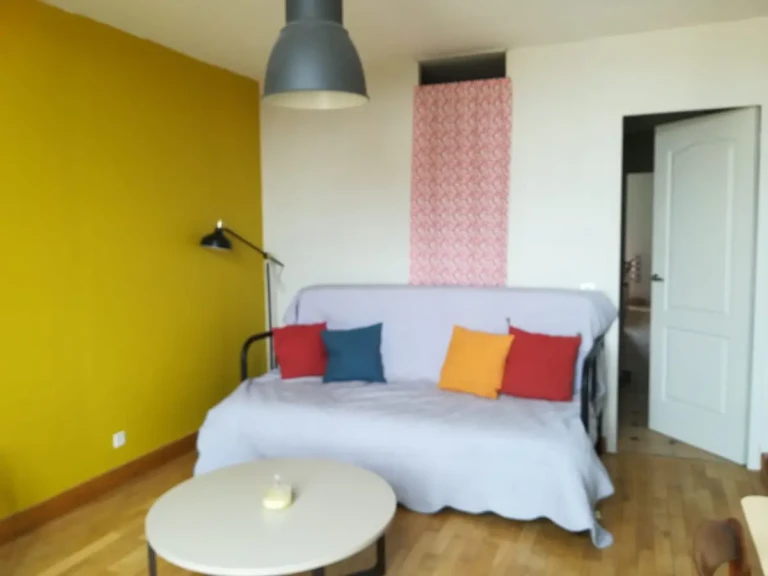 Intérieur d'un appartement calme avec canapé-lit et fauteuils colorés