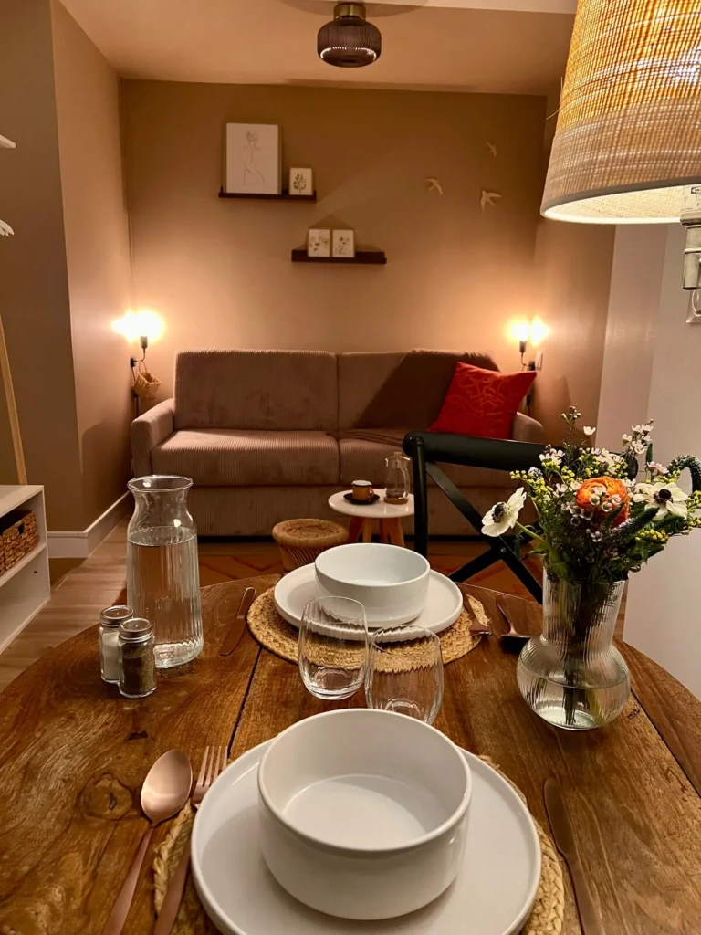 Intérieur d'un studio indépendant à Bordeaux Saint Michel avec une table élégamment dressée.