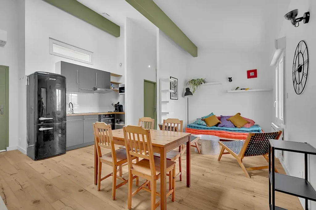Loft 45m² lumineux et calme avec vue sur les toits à Toulouse, cuisine équipée et espace bureau