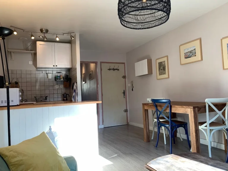 Intérieur d'un charmant T2 climatisé à Marseille, avec espace cuisine et salle à manger.