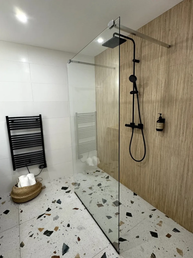 Salle de bain moderne avec douche à l'italienne et sol en terrazzo