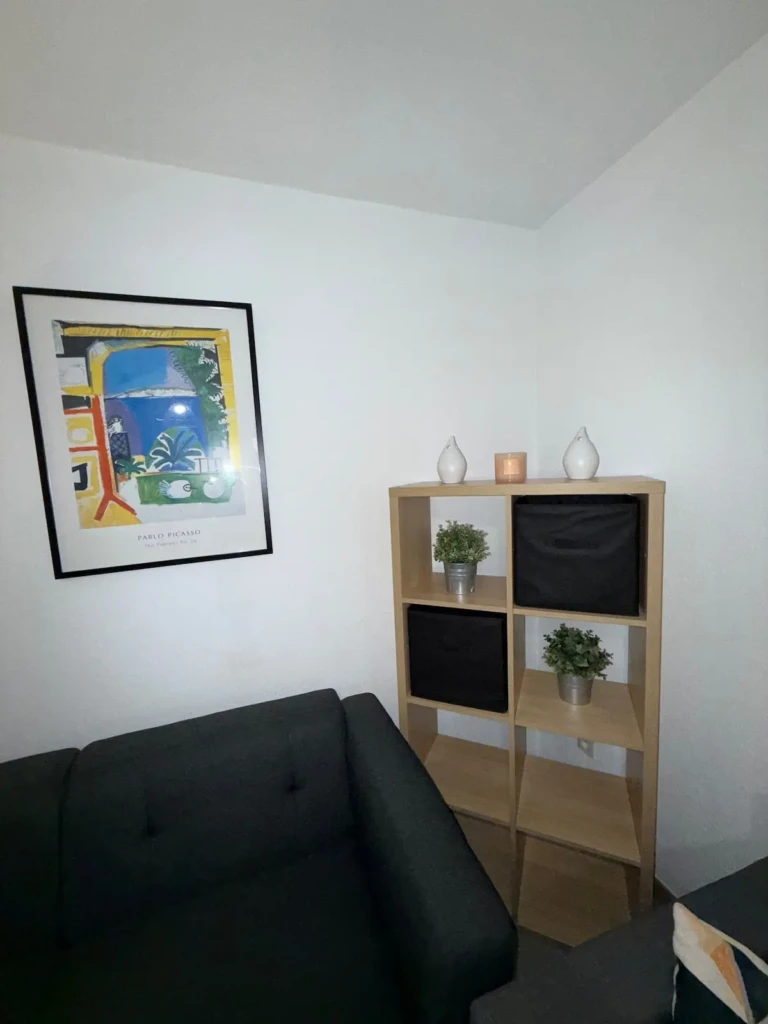 Alt:** Intérieur lumineux d'un charmant appartement à Marseille avec mobilier moderne