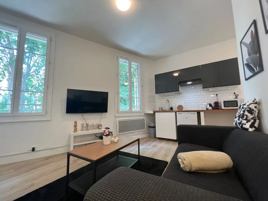Intérieur moderne et lumineux du T2 à Toulouse, quartier du Busca