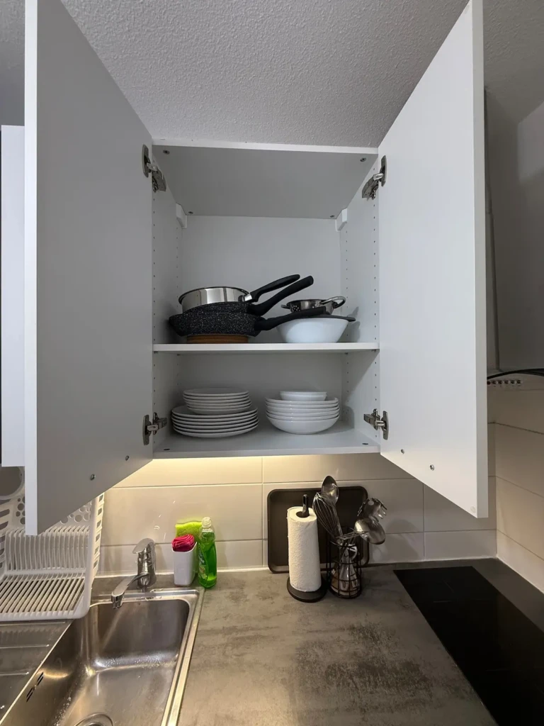 Vue sur une kitchenette moderne et bien équipée dans un appartement à Marseille