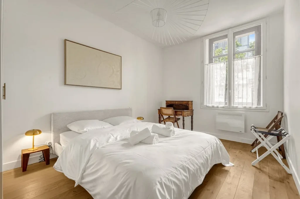 Chambre moderne avec lit double et décoration minimaliste à Toulouse