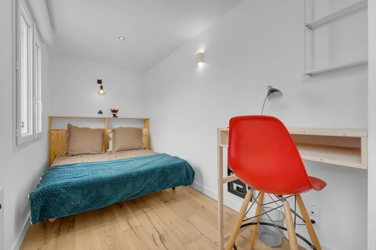 Chambre lumineuse avec lit double et bureau dans un loft à Toulouse