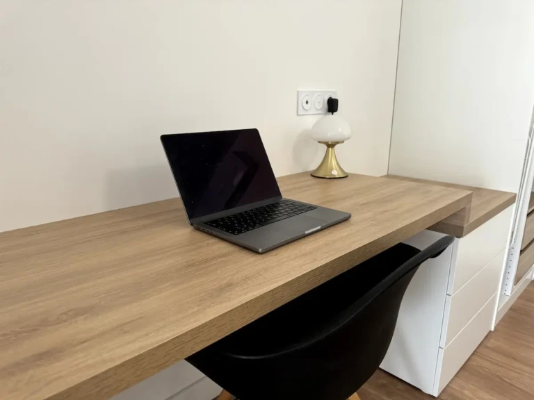 Bureau moderne avec ordinateur portable dans l'appartement Casa Burdigala à Bordeaux - quartier Belcier