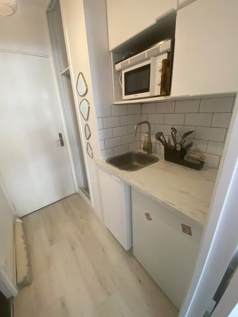Cuisine équipée d'un studio à Marseille 7e avec kitchenette moderne et espace de rangement.