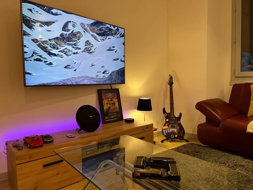 Intérieur élégant du penthouse avec téléviseur et décor moderne à Toulouse