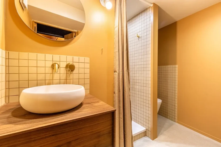 Salle de bain élégante du studio Chez Louise à Bordeaux, avec lavabo moderne et douche.