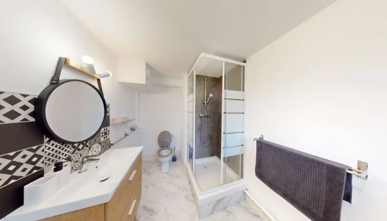 Salle de bain moderne du logement Rangeuil BnB à Toulouse