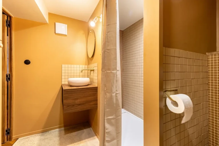 Salle de bain moderne du studio Chez Louise à Bordeaux, quartier Saint Pierre