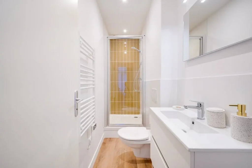 Salle de bain moderne et lumineuse d'un appartement à Bordeaux Chartrons