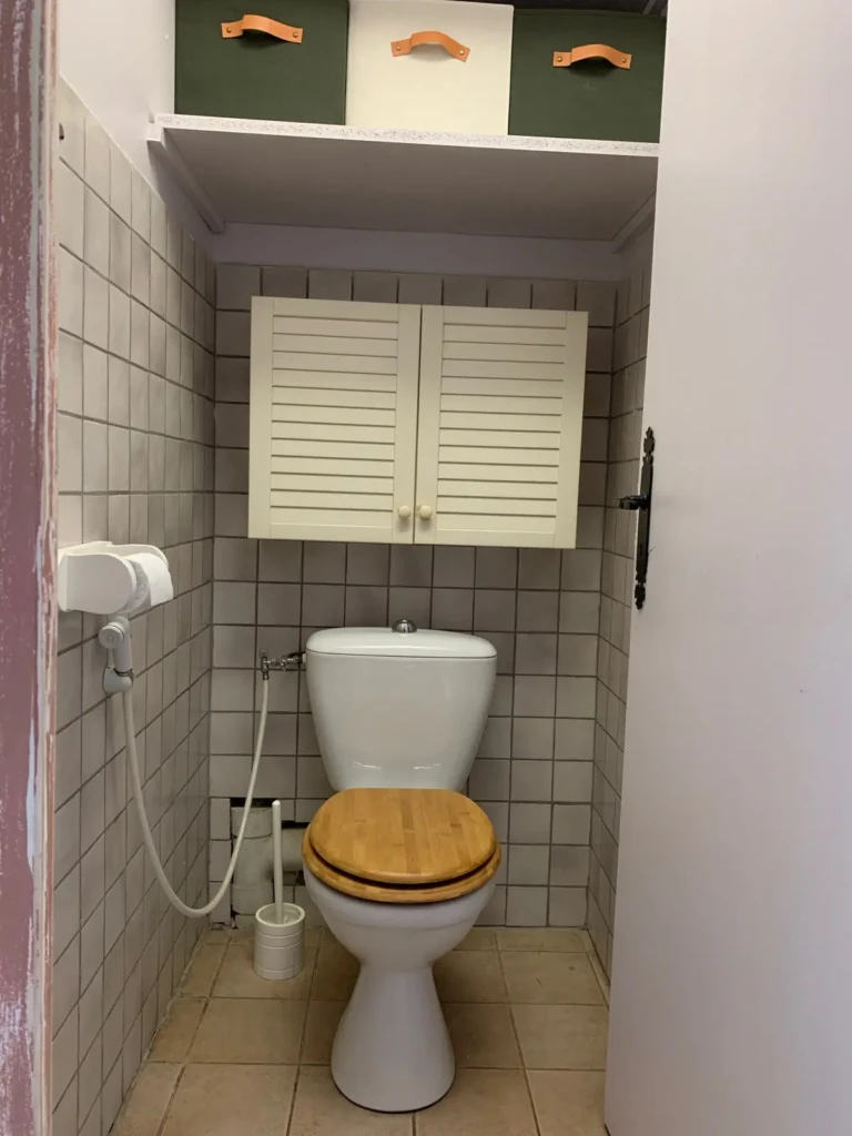 Toilettes dans un charmant T2 à la Madrague de Montredon, Marseille