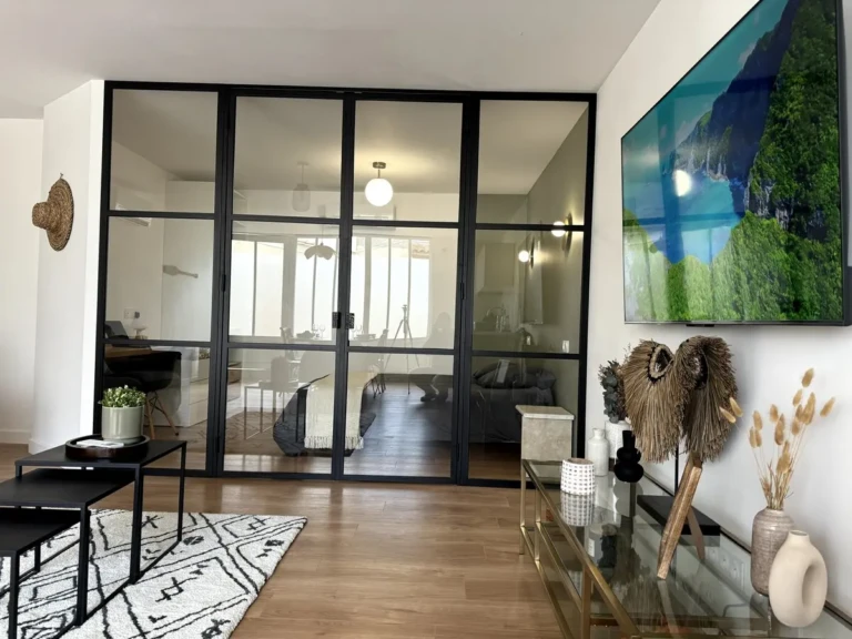 Intérieur moderne de l'appartement Casa Burdigala à Bordeaux, quartier Belcier, avec meubles élégants et décoration contemporaine.
