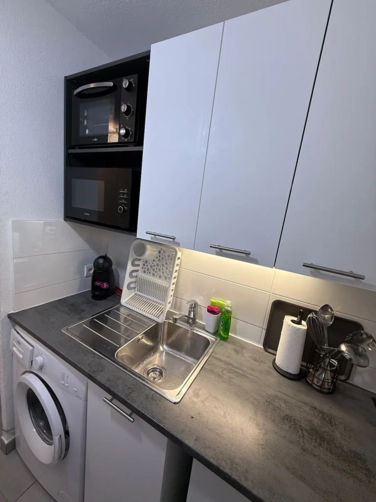 Cuisine moderne entièrement équipée dans un appartement charmant à Marseille