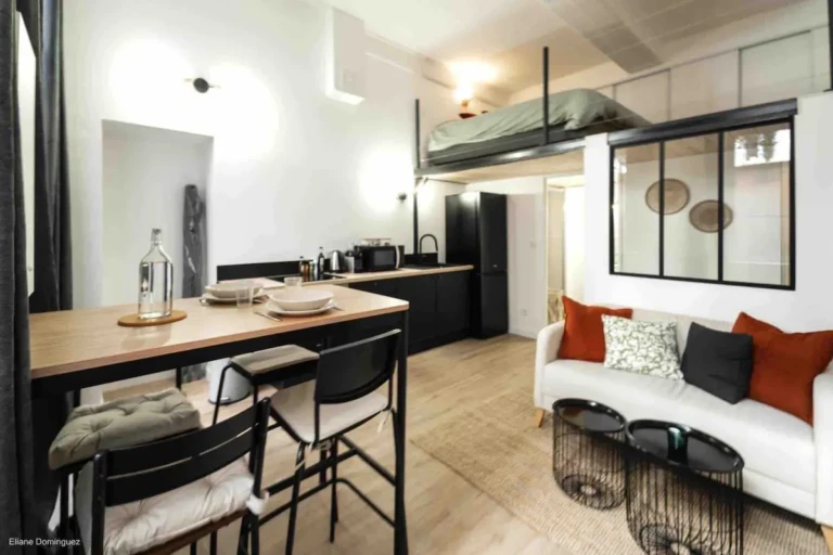 Intérieur moderne et lumineux d'un appartement de 26m² avec espace repas et coin salon à Croix Rousse, Lyon.