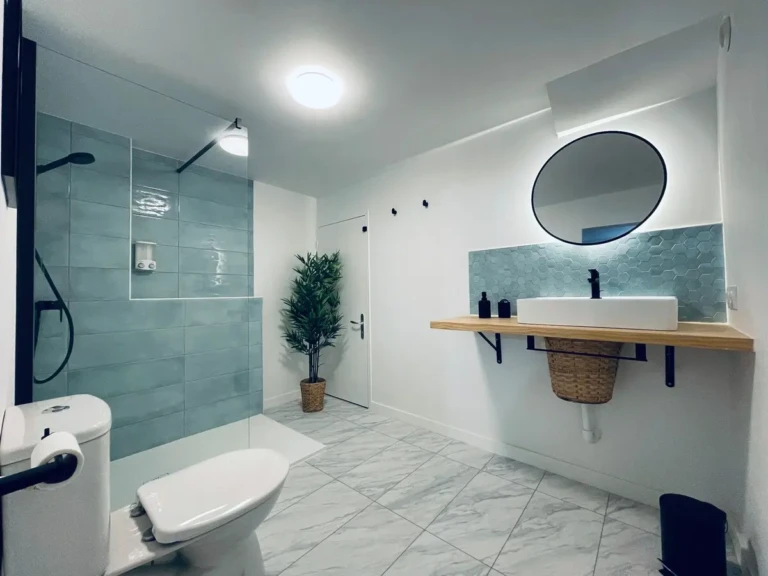 Salle de bain moderne et lumineuse du studio indépendant à Bordeaux Saint Michel