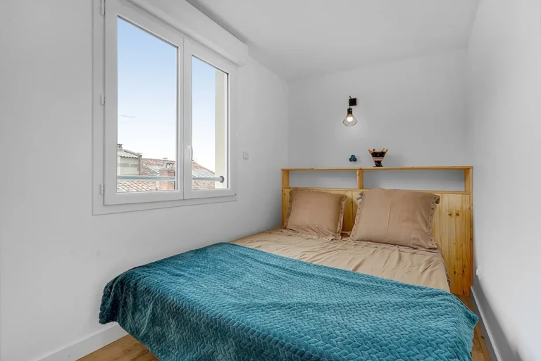 Chambre lumineuse avec vue sur les toits de Toulouse dans un loft de 45m².