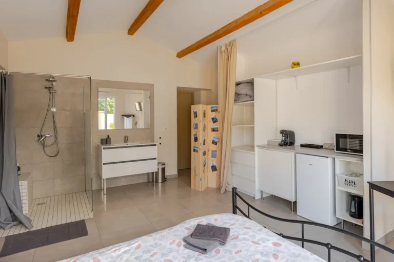 Chambre chez l'habitant avec piscine à Marseille, suite indépendante et moderne