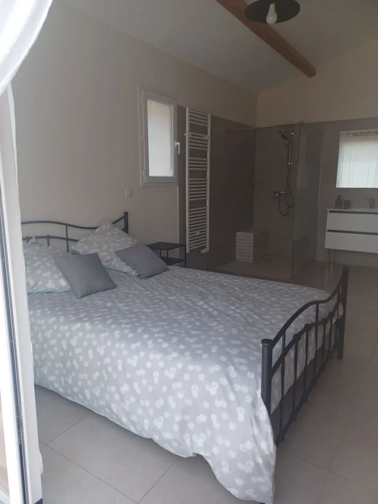Chambre moderne en location avec douche et wc privatif à Marseille
