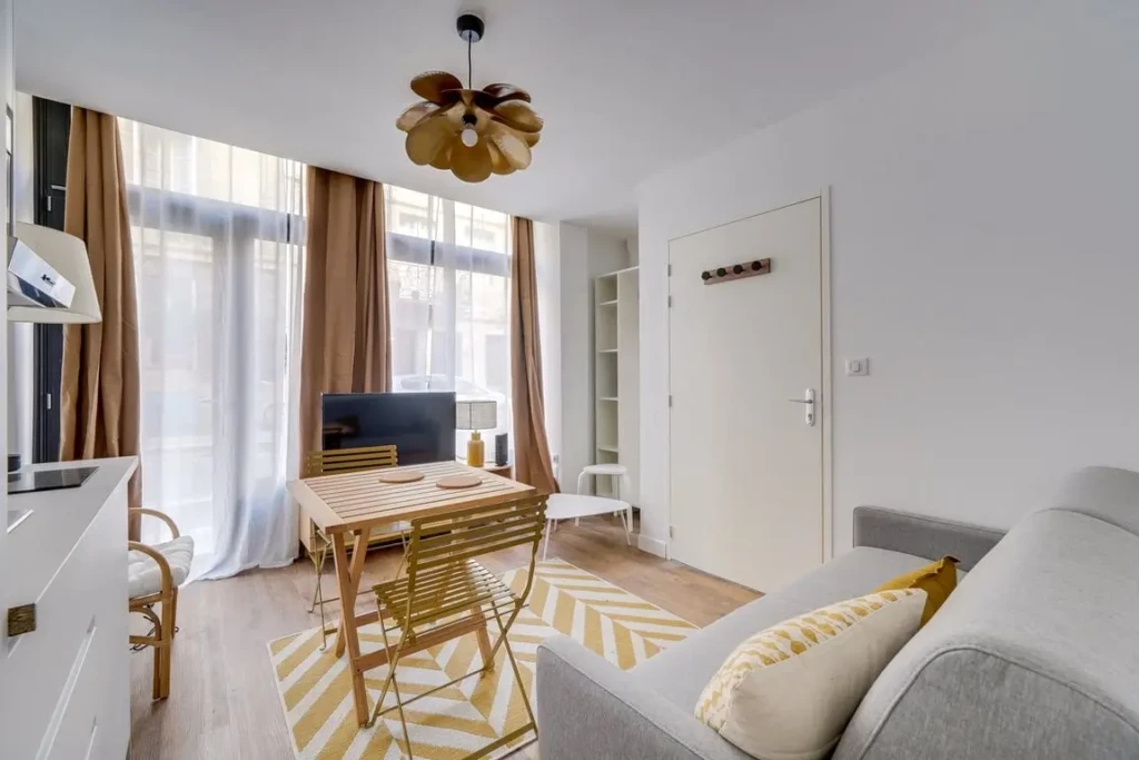 Salon lumineux et moderne de l'appartement à Bordeaux Chartrons