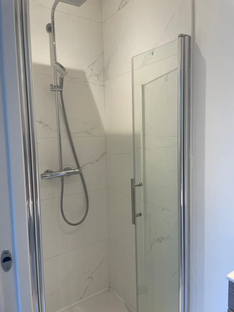 Douche moderne dans un studio à Bordeaux, offrant confort et style.