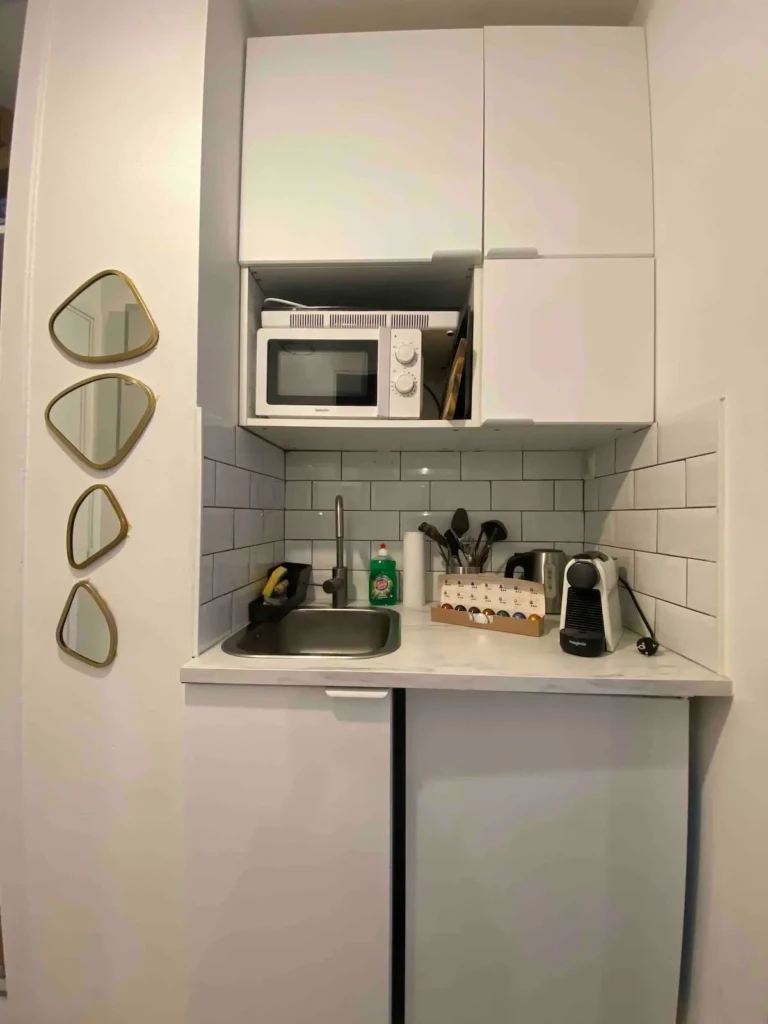 Cuisine équipée du T1 à Marseille 7e, quartier des Catalans près du Vieux Port