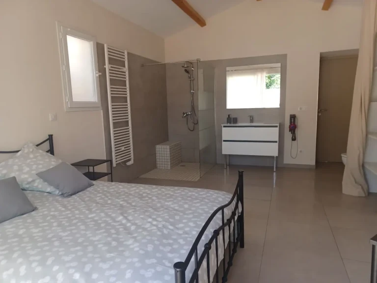 Chambre chez l'habitant avec salle d'eau privative à Marseille, La Treille