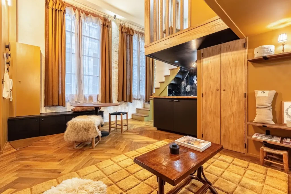 Intérieur d'un studio moderne avec mezzanine à Bordeaux, quartier Saint Pierre.