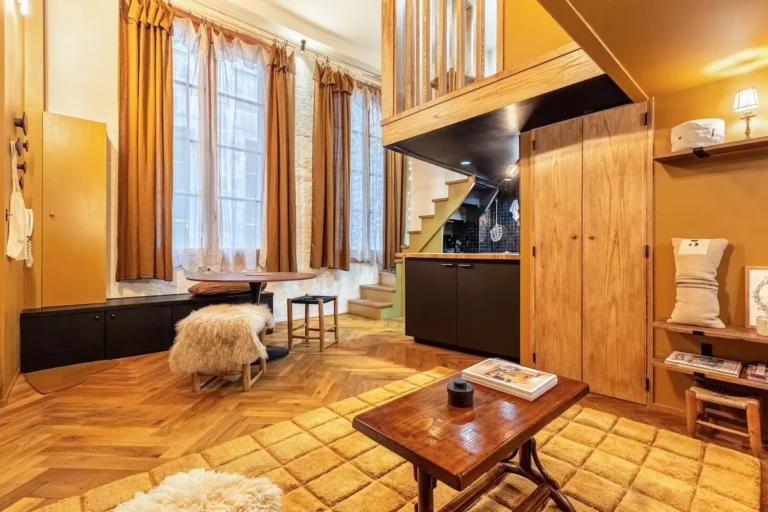 Intérieur d'un studio moderne avec mezzanine à Bordeaux, quartier Saint Pierre.