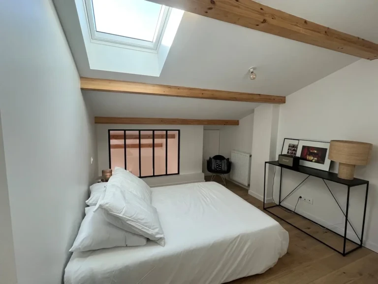 Chambre lumineuse d'un appartement T2 à Saint Michel, Bordeaux