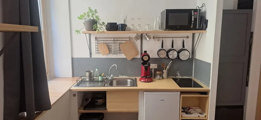 Cuisine moderne d'un studio à Lyon, équipée et fonctionnelle