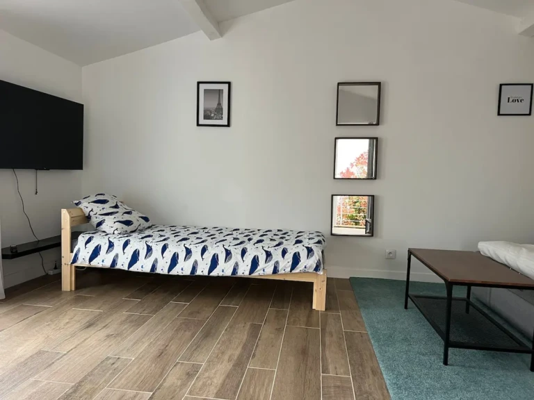 Studio indépendant cosy avec lit et télévision à Marseille