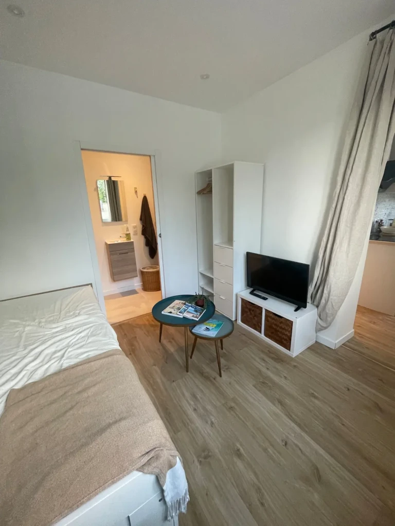 Studio moderne à Bordeaux avec salle de bain et coin salon confortables.