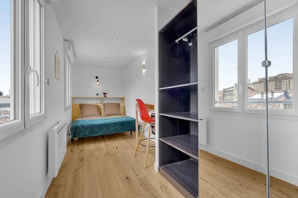 Loft lumineux de 45m² avec vue sur les toits de Toulouse, chambre moderne et fonctionnelle