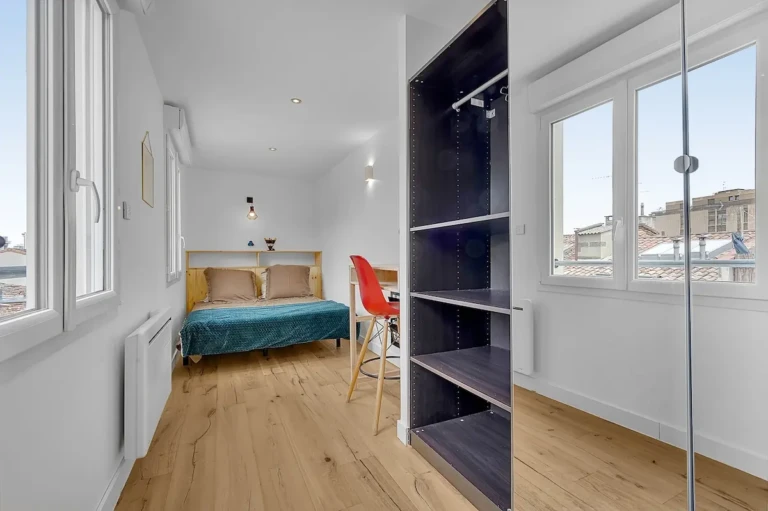 Loft lumineux de 45m² avec vue sur les toits de Toulouse, chambre moderne et fonctionnelle