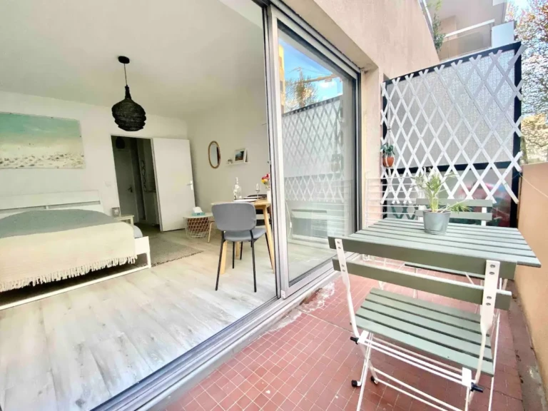 Intérieur lumineux d'un T1 avec balcon à Marseille 7e, quartier des Catalans
