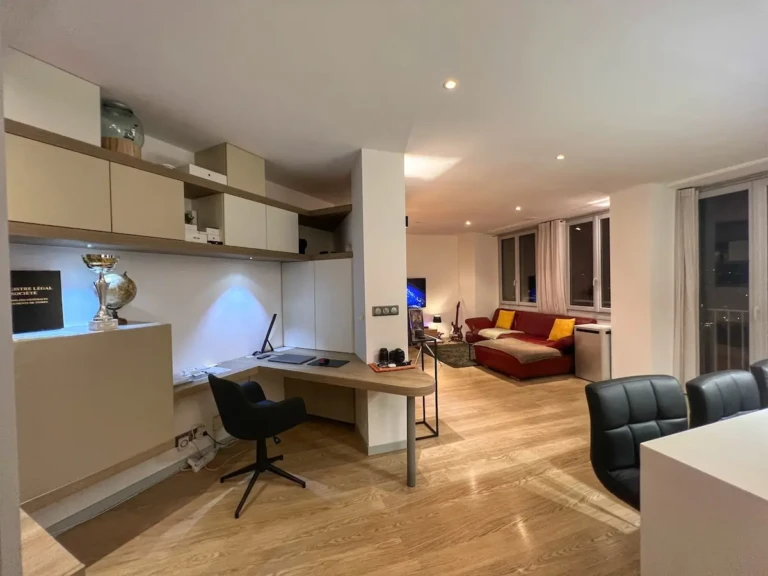 Loft moderne avec bureau et salon à Toulouse
