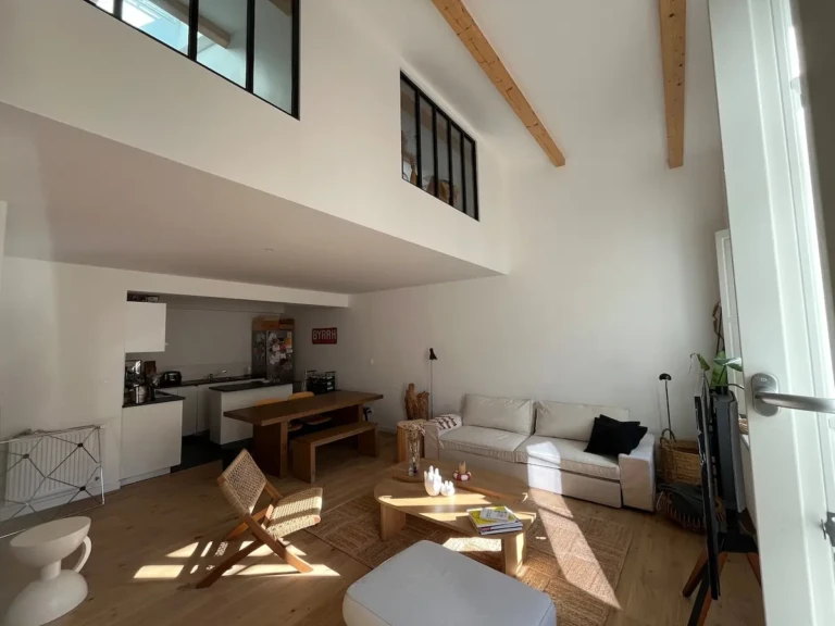 Intérieur lumineux d'un appartement T2 à Saint Michel avec des meubles modernes