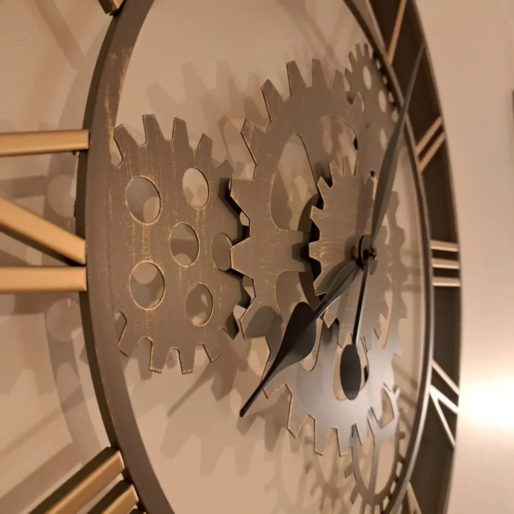 Horloge moderne en métal avec engrenages à l'Atelier Rochecardon
