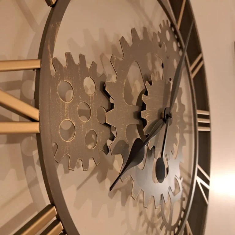Horloge moderne en métal avec engrenages à l'Atelier Rochecardon