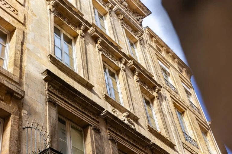 Façade historique d'un immeuble à Bordeaux dans le quartier Saint Pierre