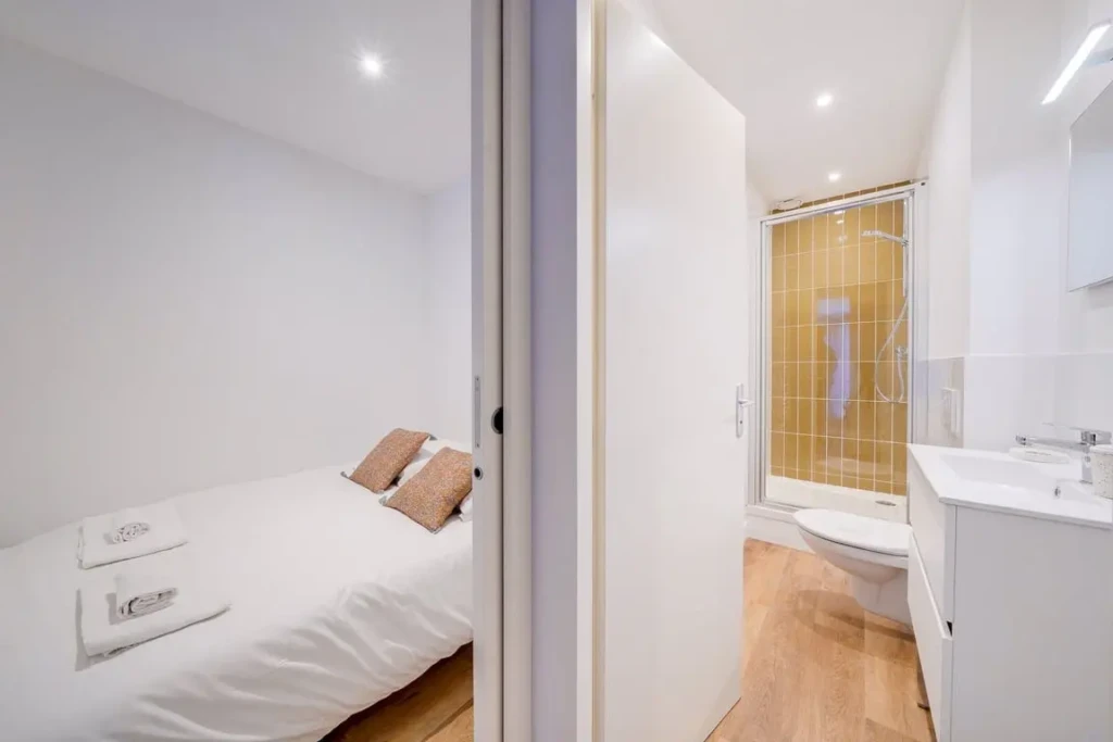 Chambre confortable avec salle de bain dans un appartement à Bordeaux Chartrons