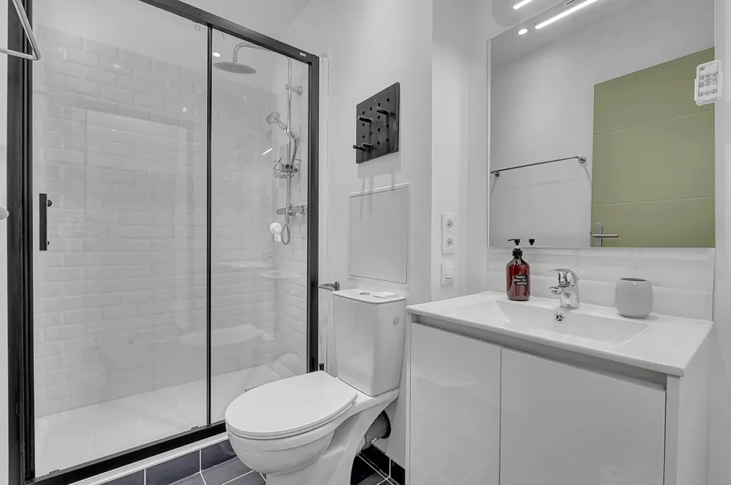 Salle de bain moderne avec douche et vasque dans un loft à Toulouse