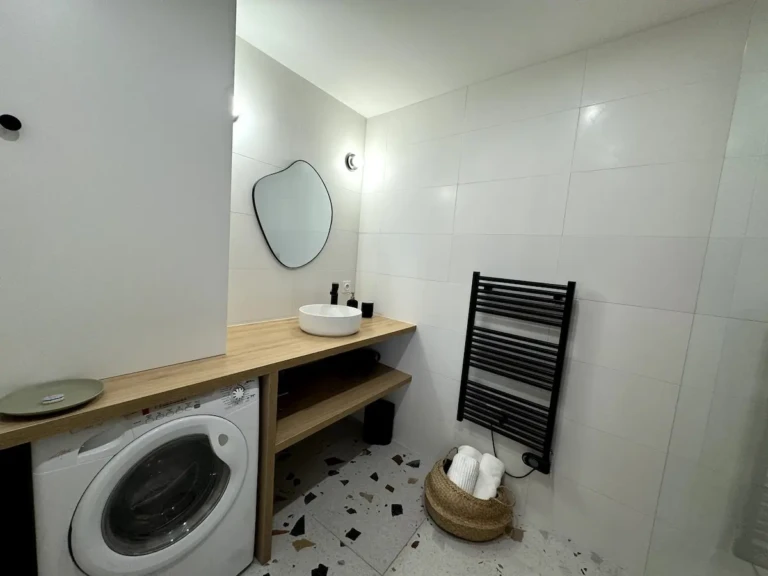 Salle de bain moderne avec lave-linge dans un appartement à Bordeaux Belcier